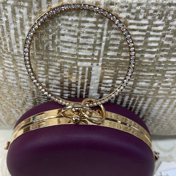 Round Grape colored Crossbody clutch with strap - Picture 5 of 8